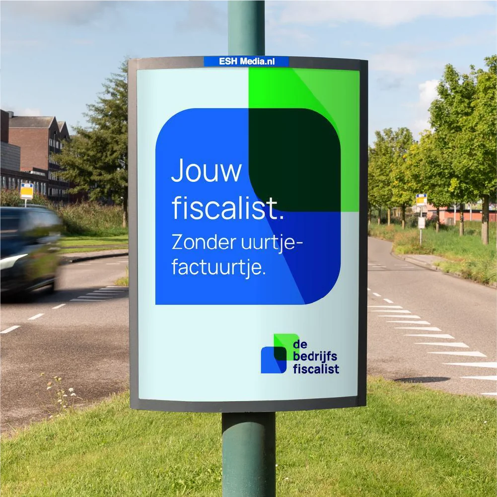 Voorbeeld van abri-reclame: campagne voor De bedrijfsfiscalist met de tekst 'jouw fiscalist zonder uurtje factuurtje'