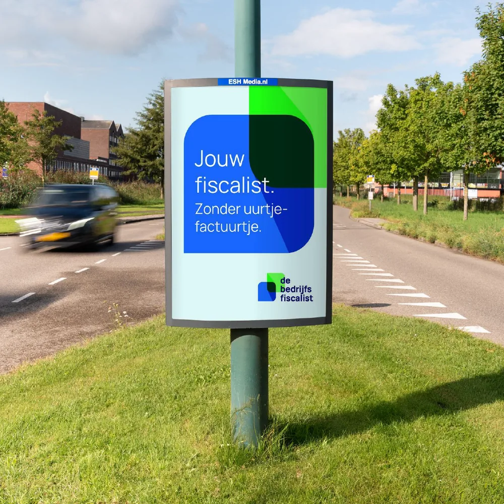 Campagnebeeld De bedrijfsfiscalist: een ontworpen posterabri langs de weg