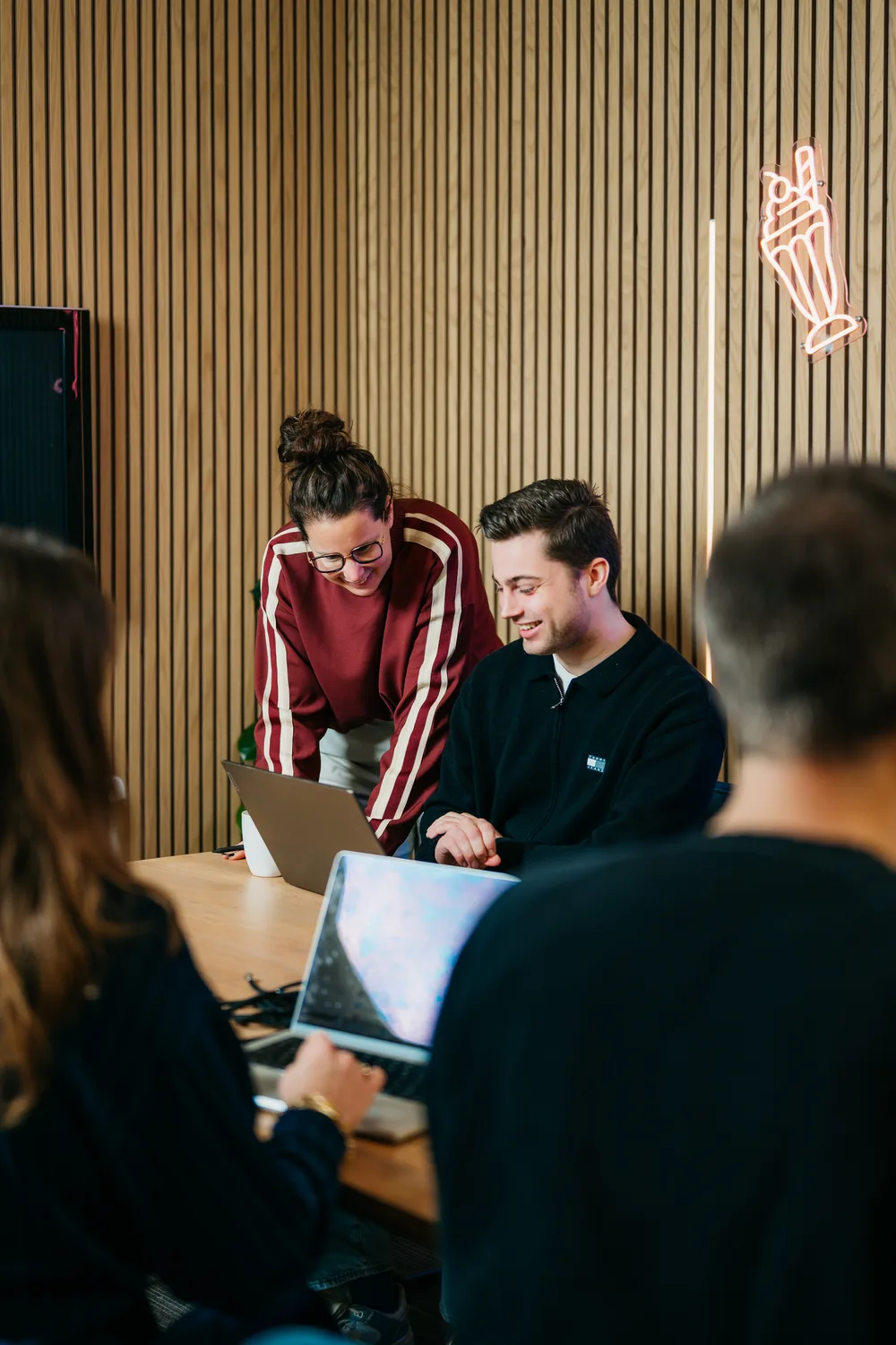 Twee collega's van Milkshake marketing werken samen achter de laptop