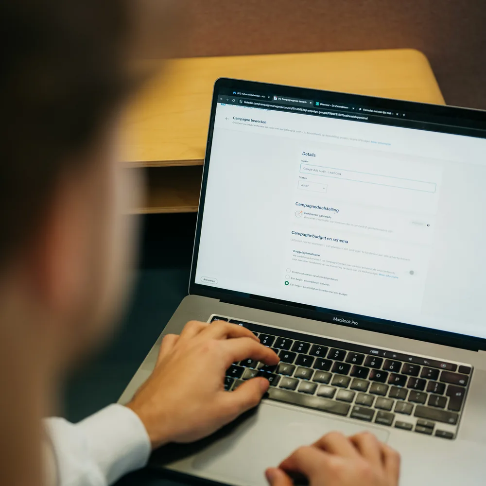 Resultaten nalopen achter de laptop