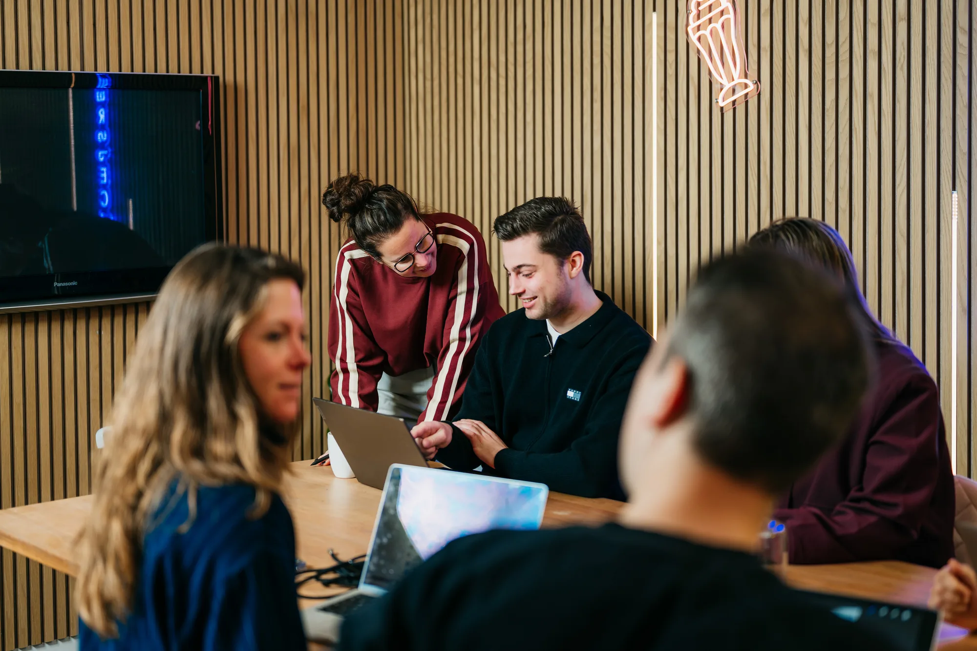 Overleg aan de grote tafel bij Milkshake marketing