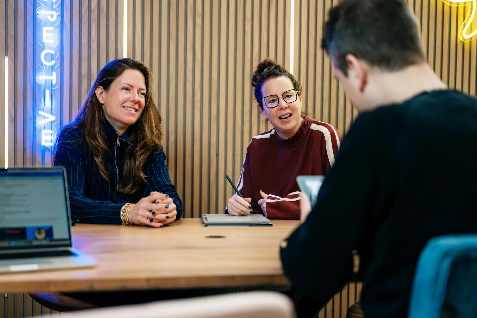 Marketeers van Milkshake marketing in overleg op kantoor in Amersfoort